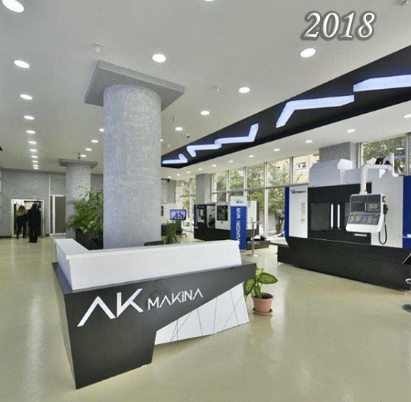 Ak Makina giriş katı showroom — resepsiyon ve sergilenen CNC tezgahları