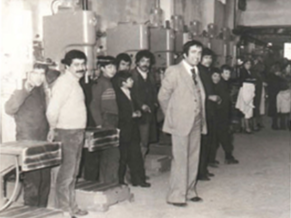 İdeal Matkap fabrikasında tezgahların başındaki Ak Makina ekibi — kuruluş yılları